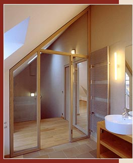 Raumtrennwand zwischen Flur und Badezimmer in einem Atelier in München 